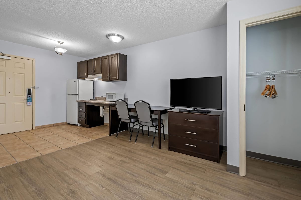 Zimmer, 1 Queen-Bett, Nichtraucher (Efficiency, Cooktop in room) | Schreibtisch, Bügeleisen/Bügelbrett, kostenloses WLAN, Bettwäsche