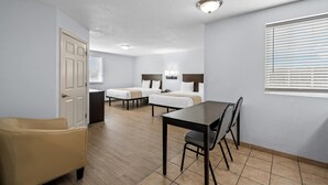 Suite, 2 Tempat Tidur Queen, Bebas Asap Rokok (Upgrade) | Meja kerja, setrika/meja setrika, Wi-Fi gratis, dan seprai linen