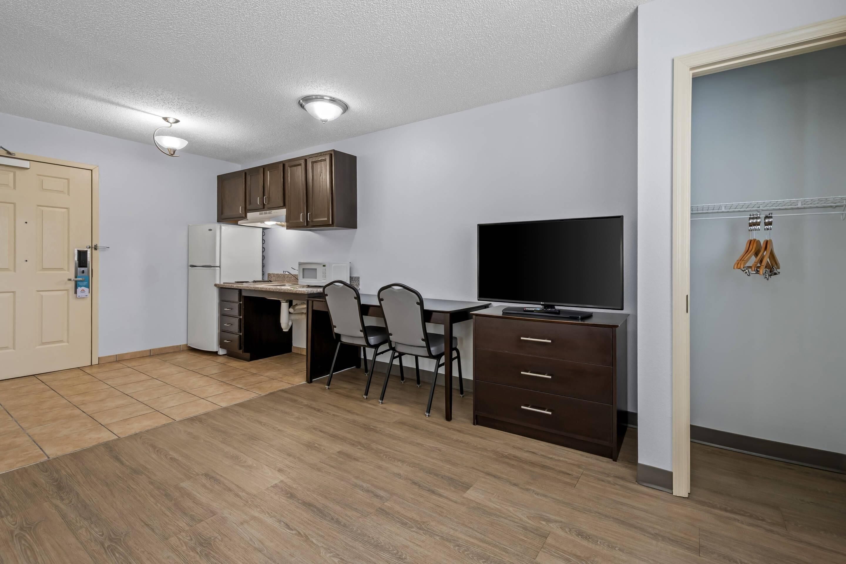 Habitación, 1 cama de matrimonio, no fumadores (Efficiency, Cooktop in room) | Escritorio, tabla de planchar con plancha, wifi gratis y ropa de cama