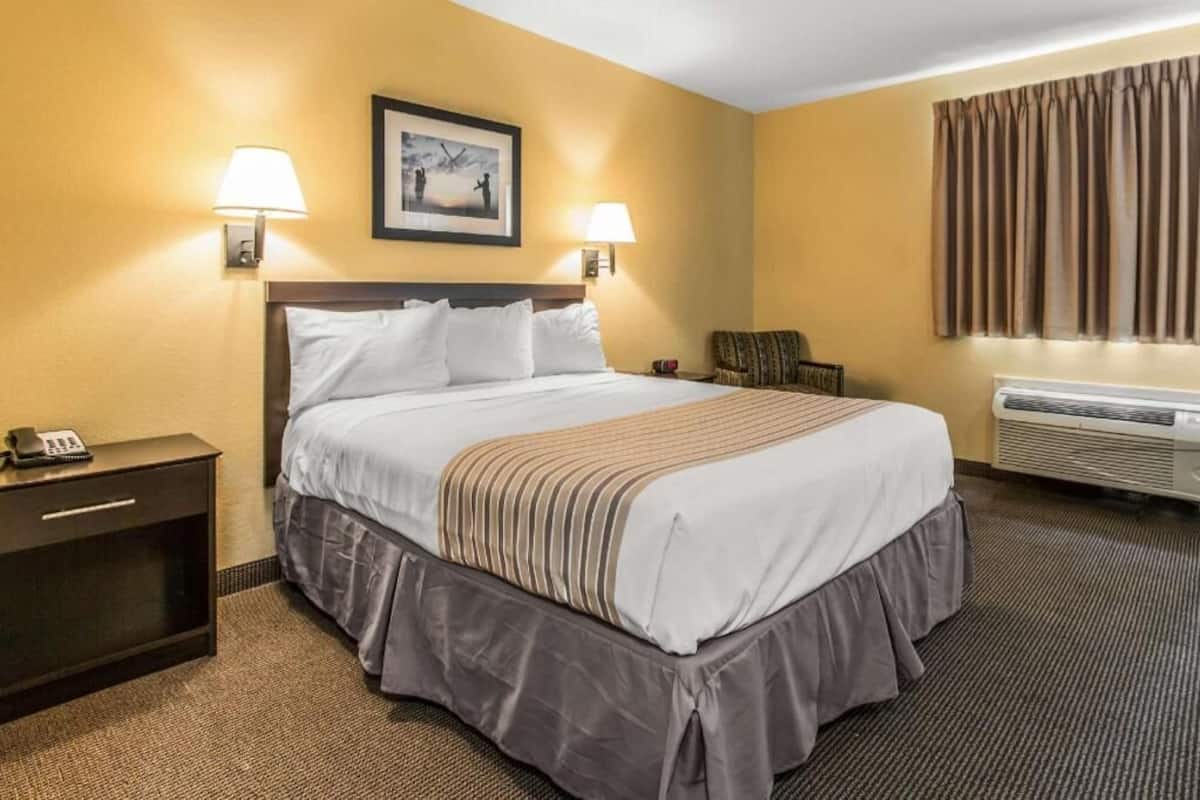 Desk, iron/ironing board, free WiFi, bed sheets