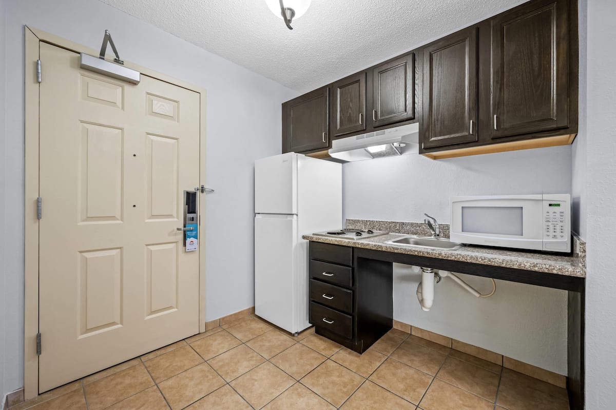 Habitación, 1 cama de matrimonio, accesible para personas con discapacidad (Efficiency) | Escritorio, tabla de planchar con plancha, wifi gratis y ropa de cama