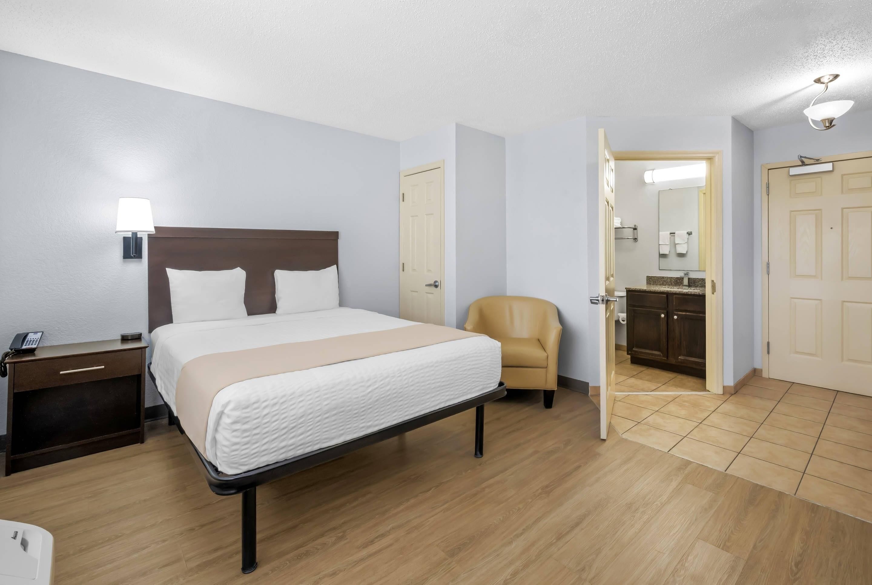 Habitación, 1 cama de matrimonio, no fumadores (Efficiency, Pet Friendly) | Escritorio, tabla de planchar con plancha, wifi gratis y ropa de cama