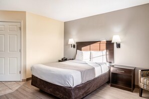 Escritorio, tabla de planchar con plancha, wifi gratis y ropa de cama