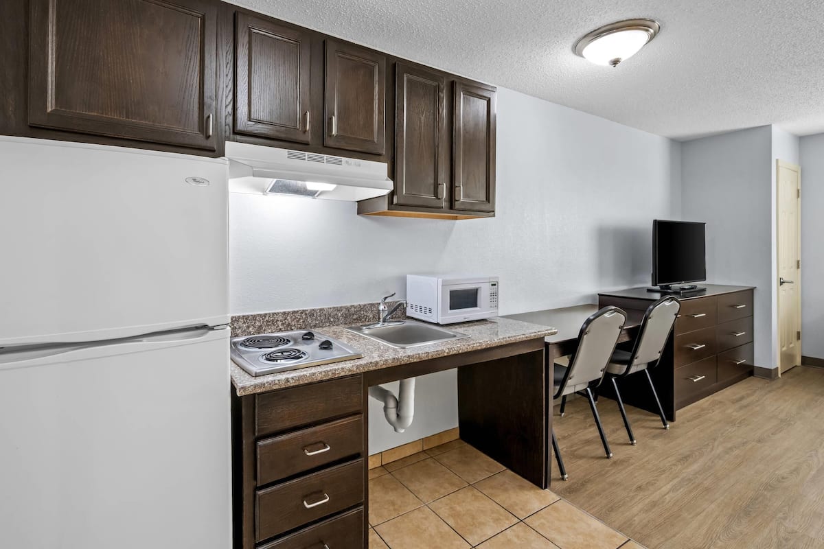 Habitación, 2 camas Queen size, con acceso para personas discapacitadas, para no fumadores (Upgrade) | Escritorio, tabla de planchar con plancha, wifi gratis y ropa de cama