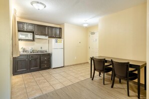 Bureau, fer et planche à repasser, Wi-Fi gratuit, draps fournis