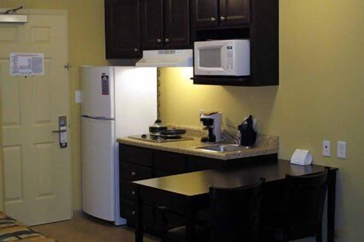Full-sized fridge, microwave, stovetop, coffee/tea maker