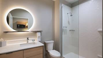 Combined shower/tub, free toiletries, hair dryer, towels