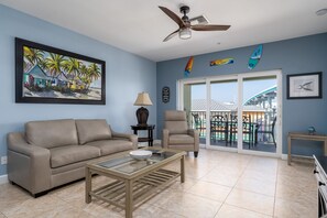 Panoramic Condo, 2 Bedrooms, 2 Bathrooms, Bay View (Unit 312) | Living area