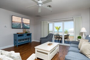 Condo, 2 Bedrooms 1 Bath, City View (unit 301) | Living area | 42-inch Smart TV with digital channels, Netflix, Hulu - Harbour House At The Inn (Fort Myers Beach)