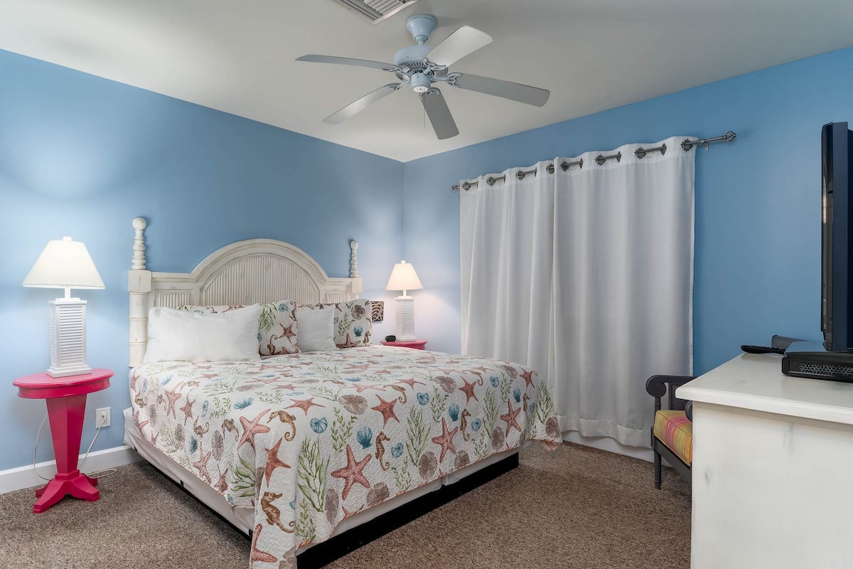 Condo Deluxe, 1 cama King size y sofá cama, vista parcial al océano (unit 207) | 1 habitación, ropa de cama de alta calidad y decoración personalizada