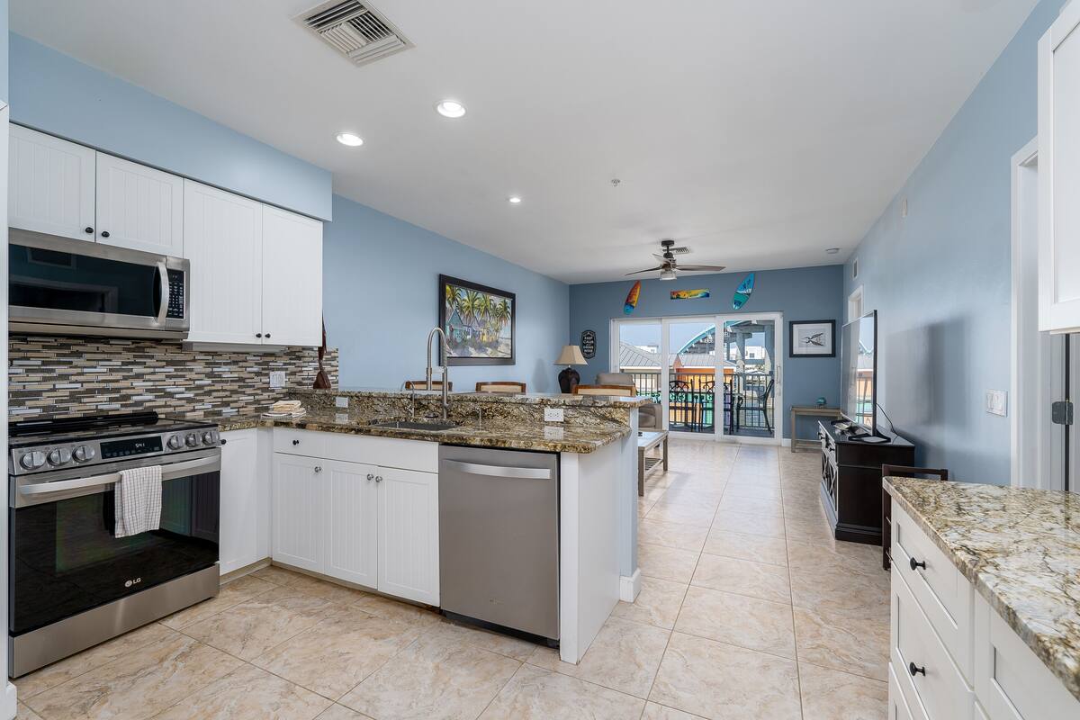 panoramic condo, 2 bedrooms, 2 bathrooms, bay view (unit 312) | private kitchen | full-sized fridge, microwave, stovetop, dishwasher