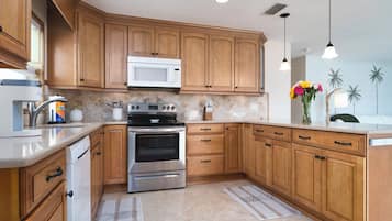 Villa familiar | Cocina privada | Frigorífico grande, microondas, placa de cocina y lavavajillas