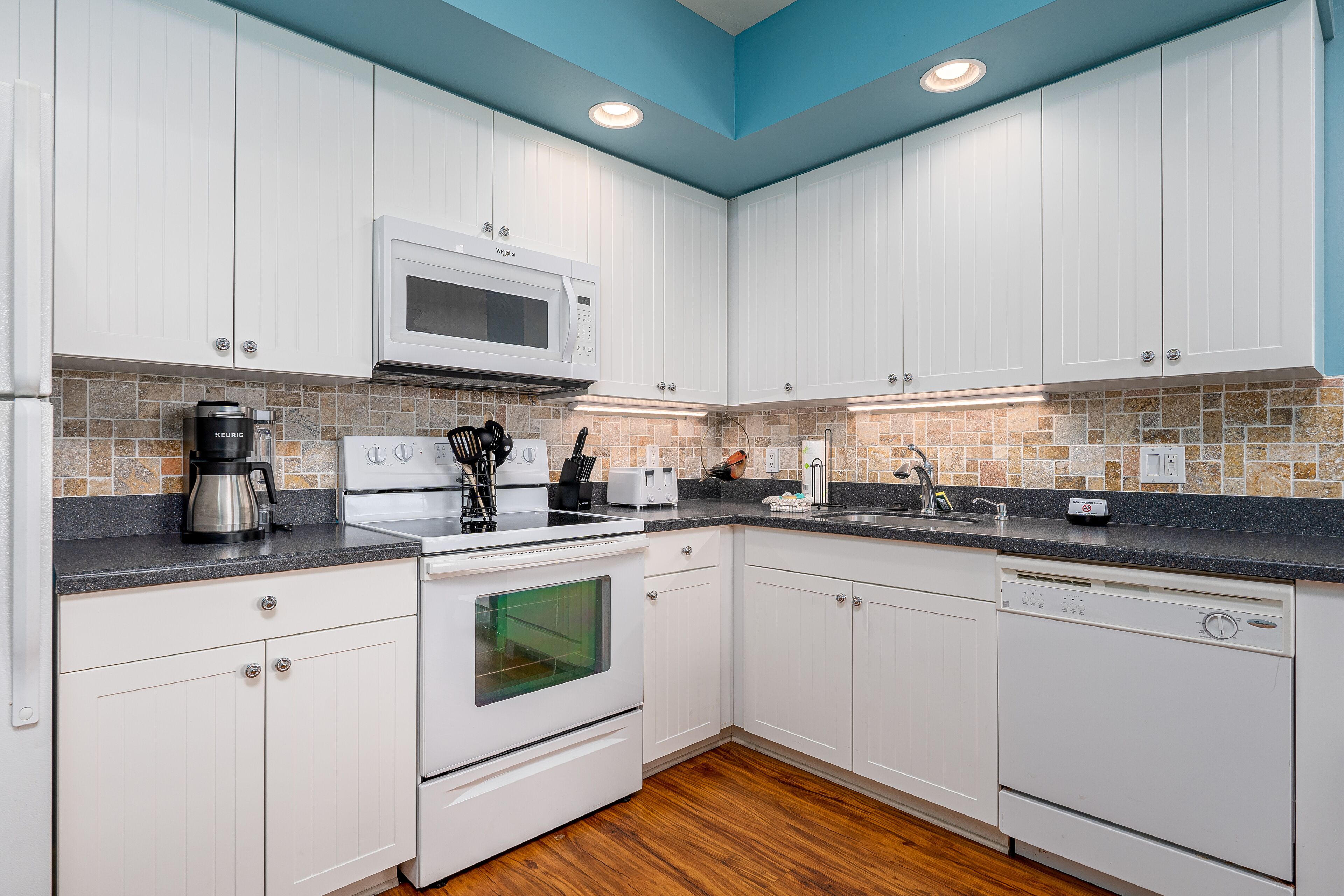 condo, 2 bedrooms 1 bath, city view (unit 318) | private kitchen | full-sized fridge, microwave, stovetop, dishwasher