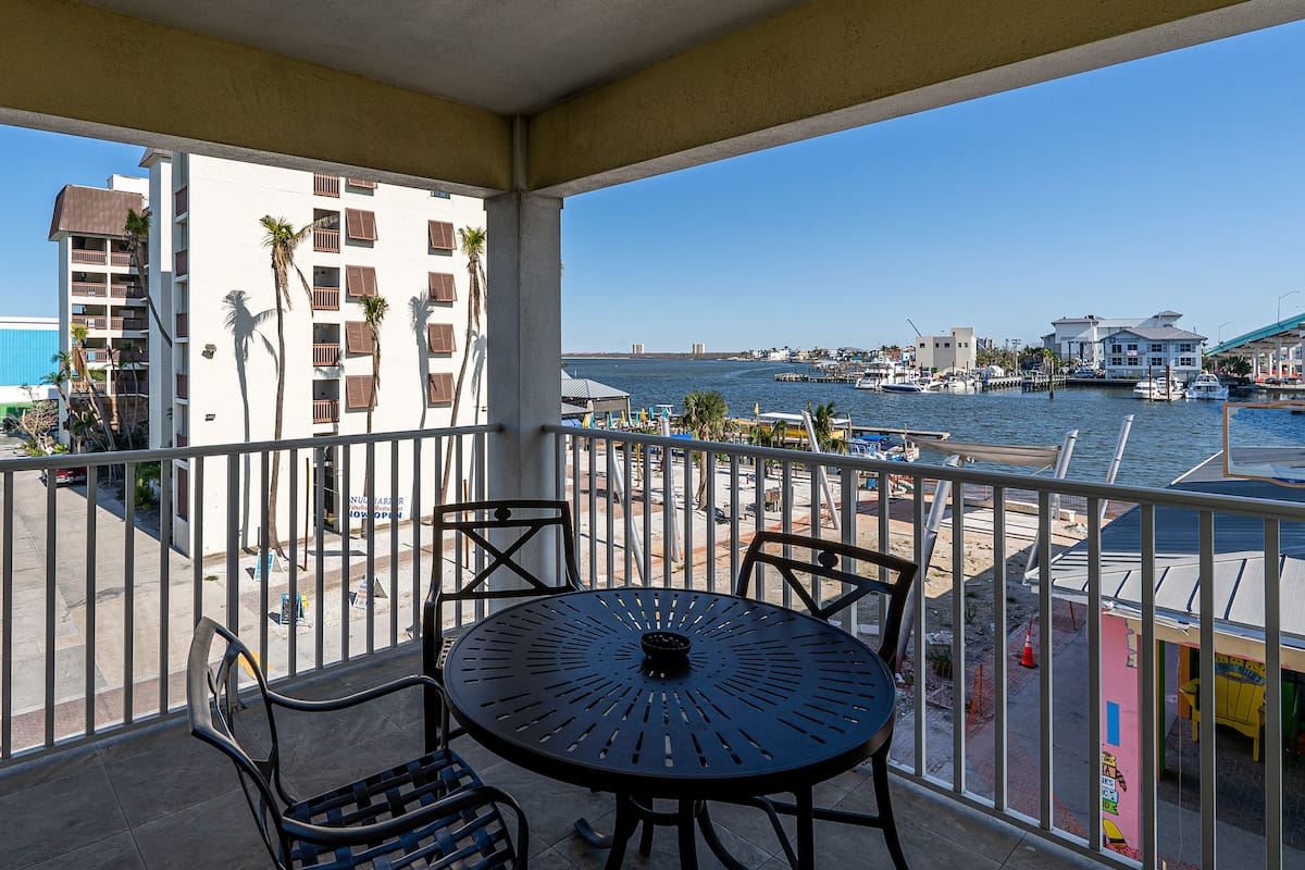 Condo, 1 cama King size y sofá cama, vista a la bahía, en esquina (unit 306) | Vista del balcón