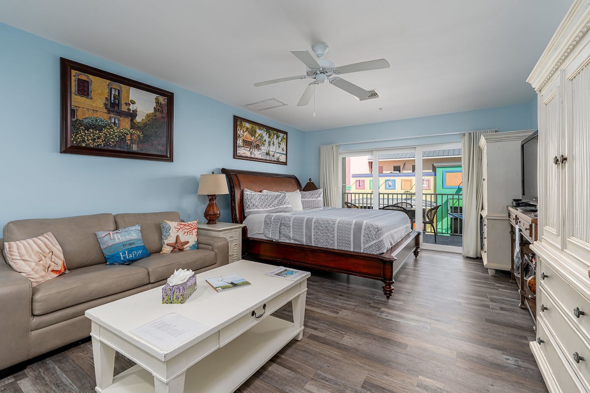 Habitación doble clásica, 1 cama King size, vista a la ciudad (unit 210) | Área de sala de estar | Smart TV de 42 pulgadas con canales digitales, Netflix y Hulu
