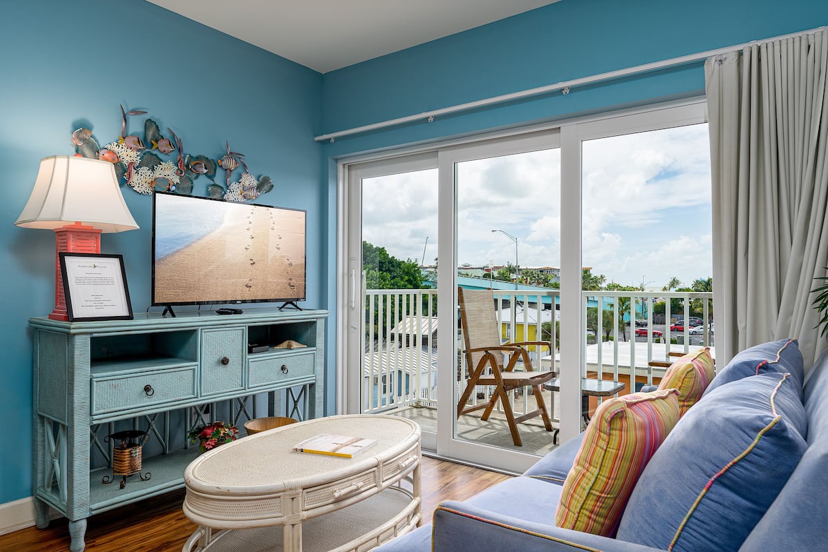 Condo, 2 Bedrooms 1 Bath, City View (unit 318) | Área de sala de estar | Smart TV de 42 pulgadas con canales digitales, Netflix y Hulu