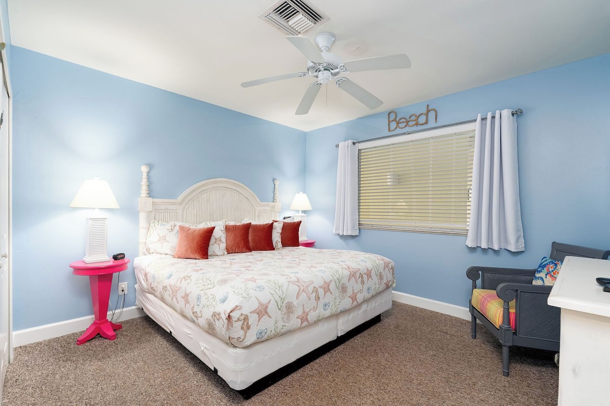 Appart'hôtel Deluxe, 1 très grand lit et 1 canapé-lit, vue partielle sur l'océan (unit 207) | 1 chambre, literie de qualité supérieure, décoration personnalisée