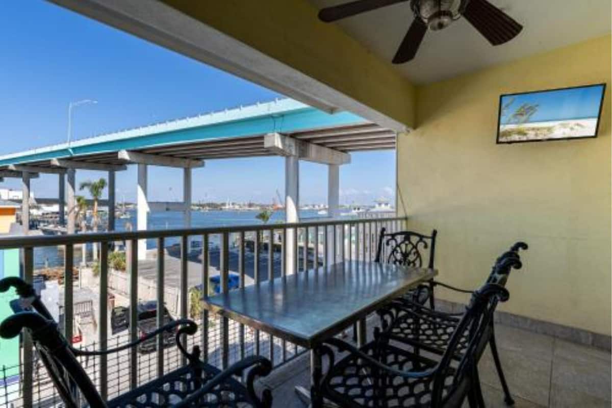 Condo panorámico, 2 habitaciones, 2 baños, vista a la bahía (Unit 312) | Vista desde la habitación