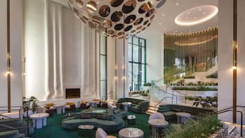 Se sirven desayunos, almuerzos y cenas; junto a la piscina