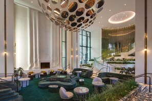 Petit déjeuner, déjeuner et dîner servis sur place, vue sur la piscine