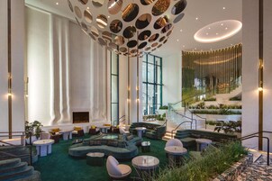 Se sirven desayunos, almuerzos y cenas; junto a la piscina