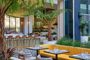 Daily full breakfast for a fee - W Hollywood (Los Angeles)
