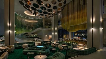 En 42-tommers Flatskjerm-TV med kabel-kanaler samt TV