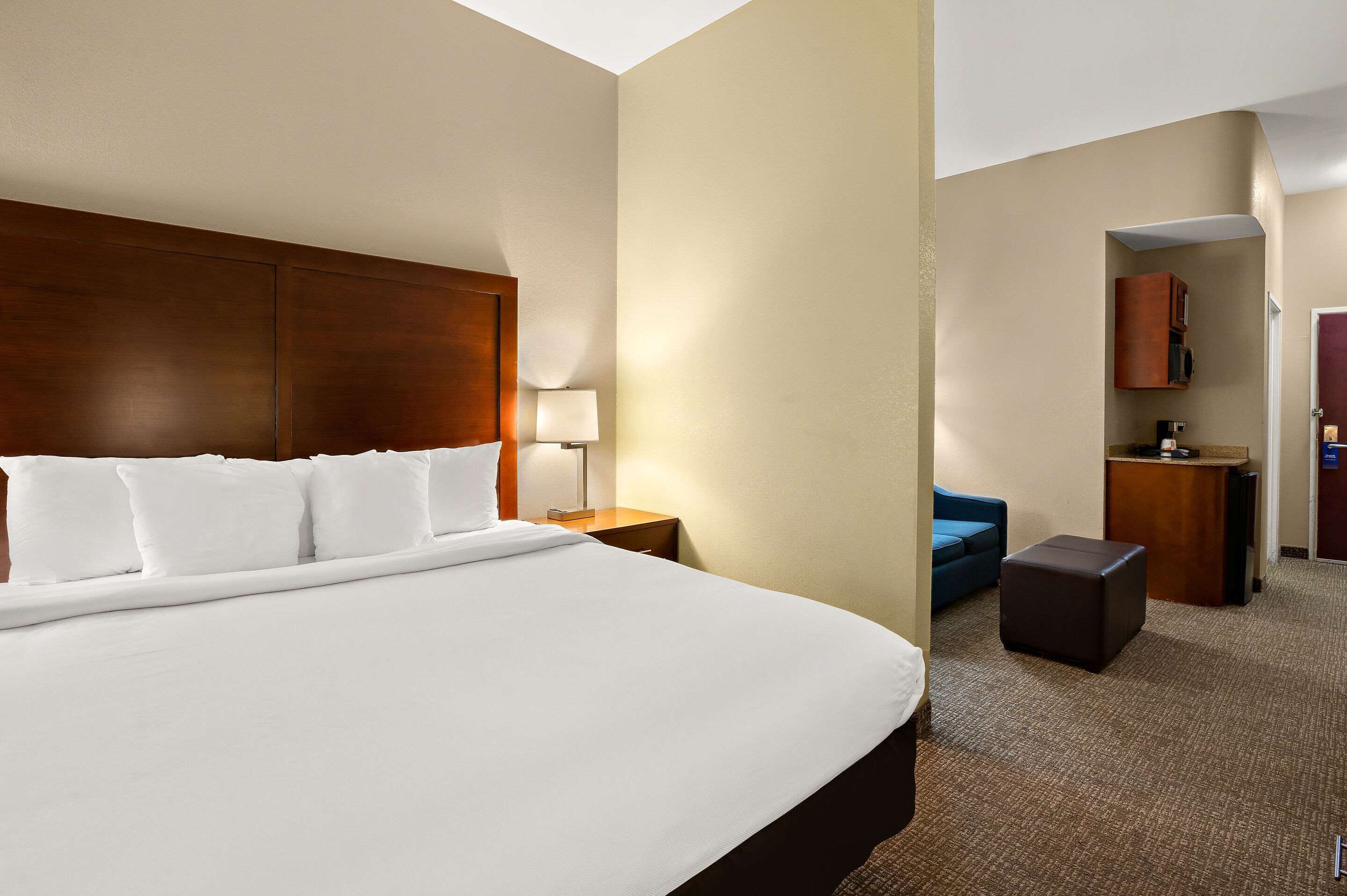 suite, 1 king bed with sofa bed | laptop workspace, blackout curtains, iron/ironing board