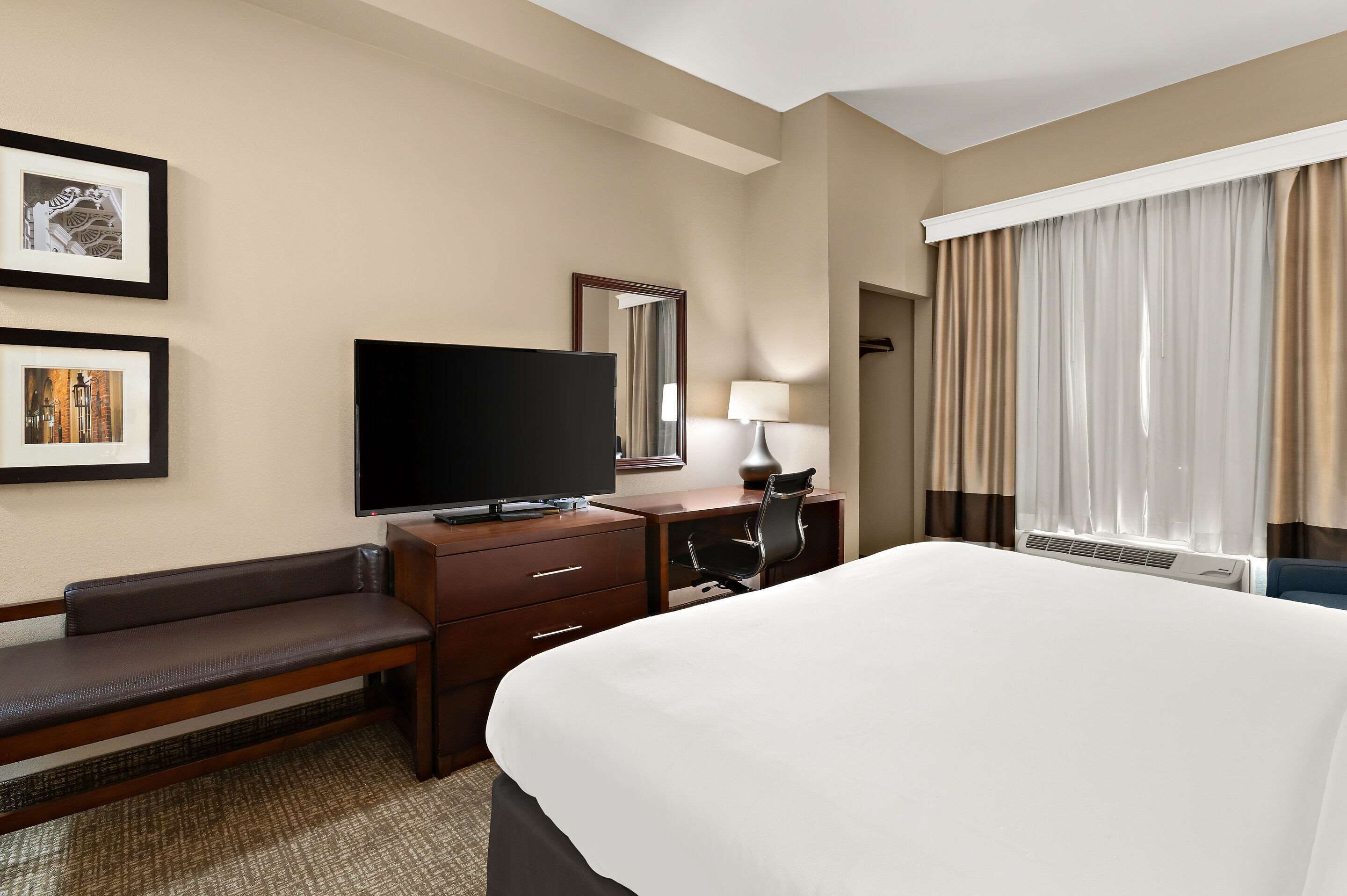 standard room, 1 king bed, non smoking | laptop workspace, blackout curtains, iron/ironing board