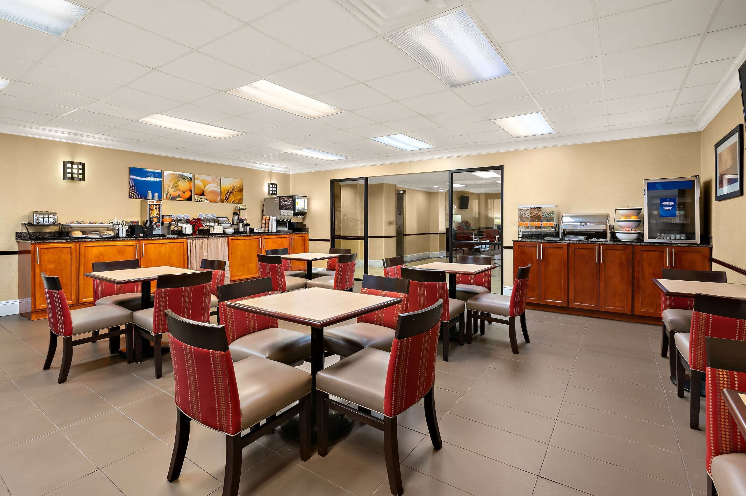 free buffet breakfast