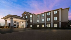 Un hotel Comfort Inn con entrada cubierta y varios pisos.