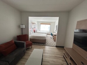 Suite, 2 grands lits, non-fumeur, réfrigérateur et four à micro-ondes (Shower Only;with Sofabed)