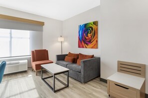 Suite, 1 cama de matrimonio grande, no fumadores (Shower Only;with Sofabed) | Escritorio y espacio para trabajar con un portátil