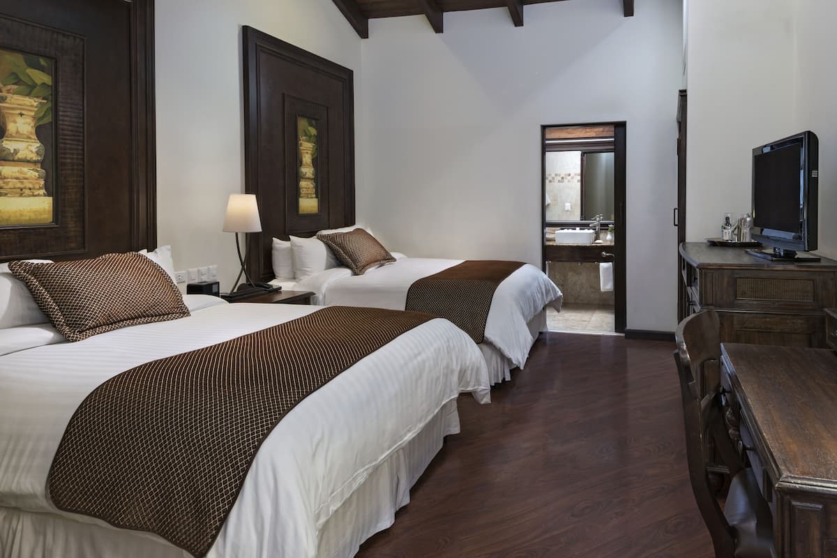 Kamar Deluks, 2 Tempat Tidur Queen | Seprai premium, selimut bulu angsa, bantalan ekstra lembut, dan minibar