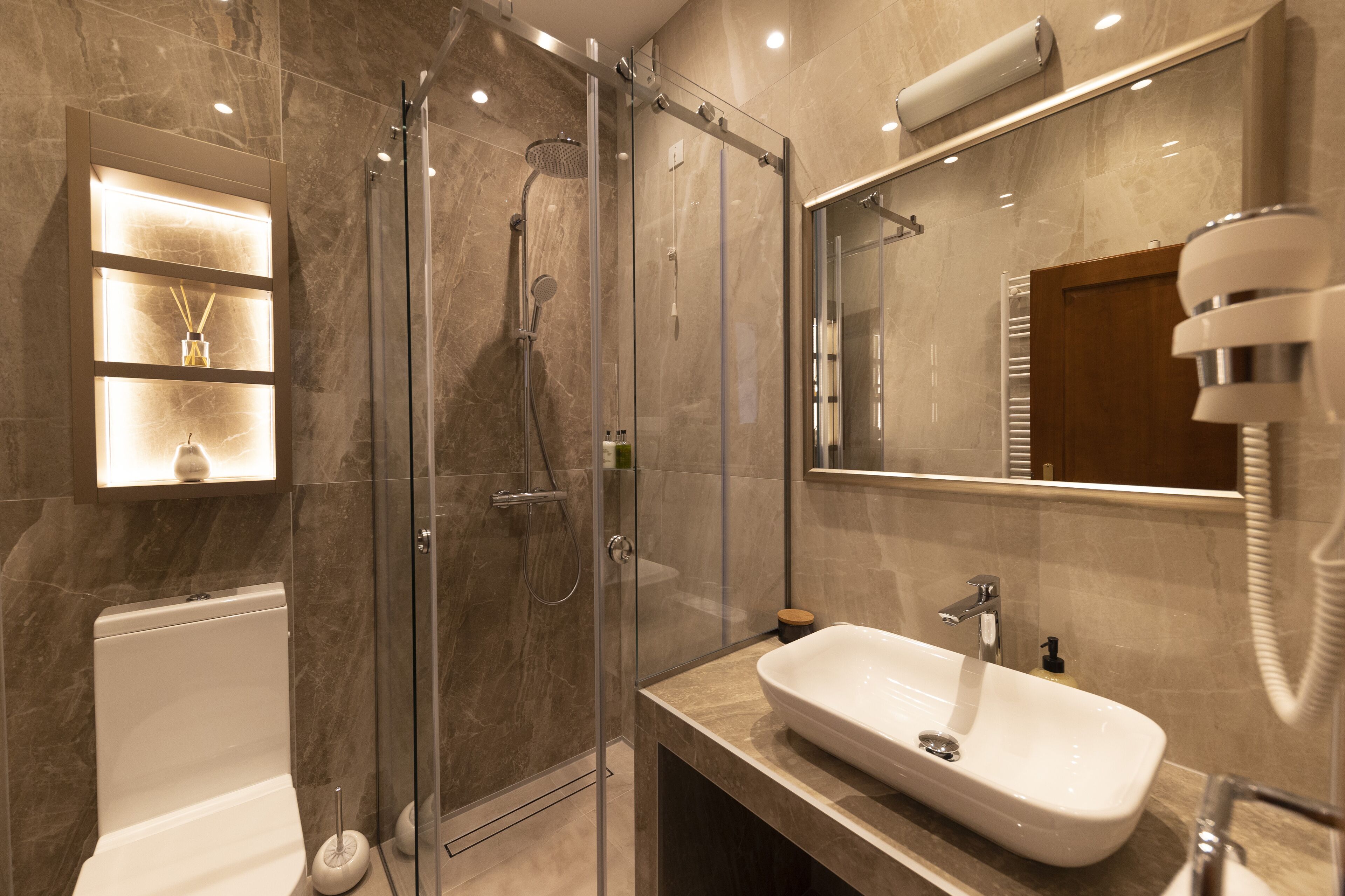 standard twin room | bathroom | free toiletries, hair dryer, bathrobes, slippers