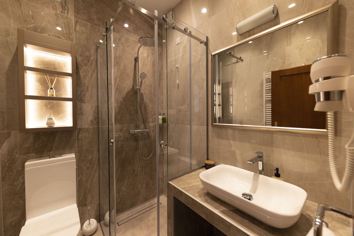 standard twin room | bathroom | free toiletries, hair dryer, bathrobes, slippers