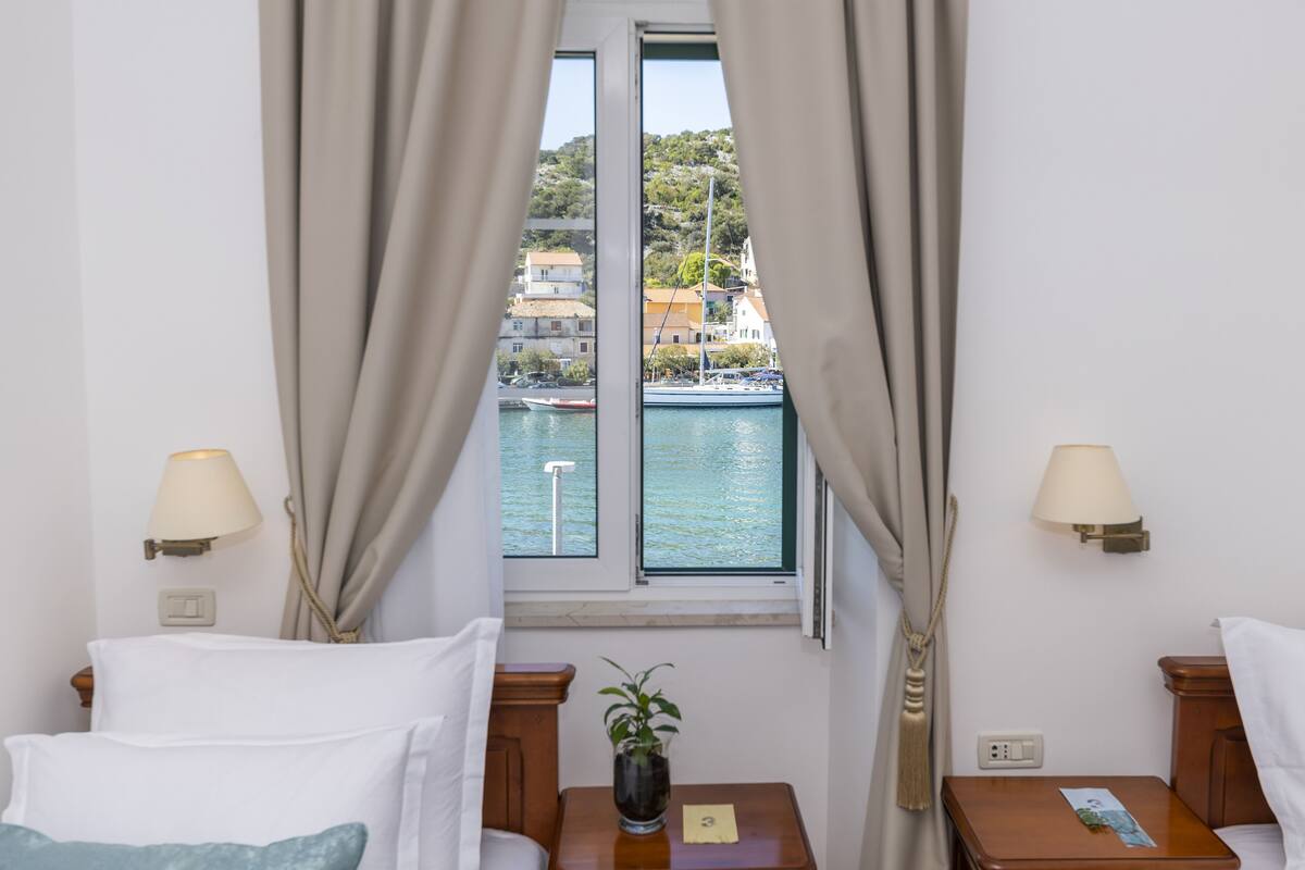 deluxe suite, sea view | 1 bedroom, select comfort beds, minibar, in-room safe