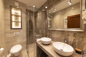 Deluxe Suite, Sea View | Bathroom