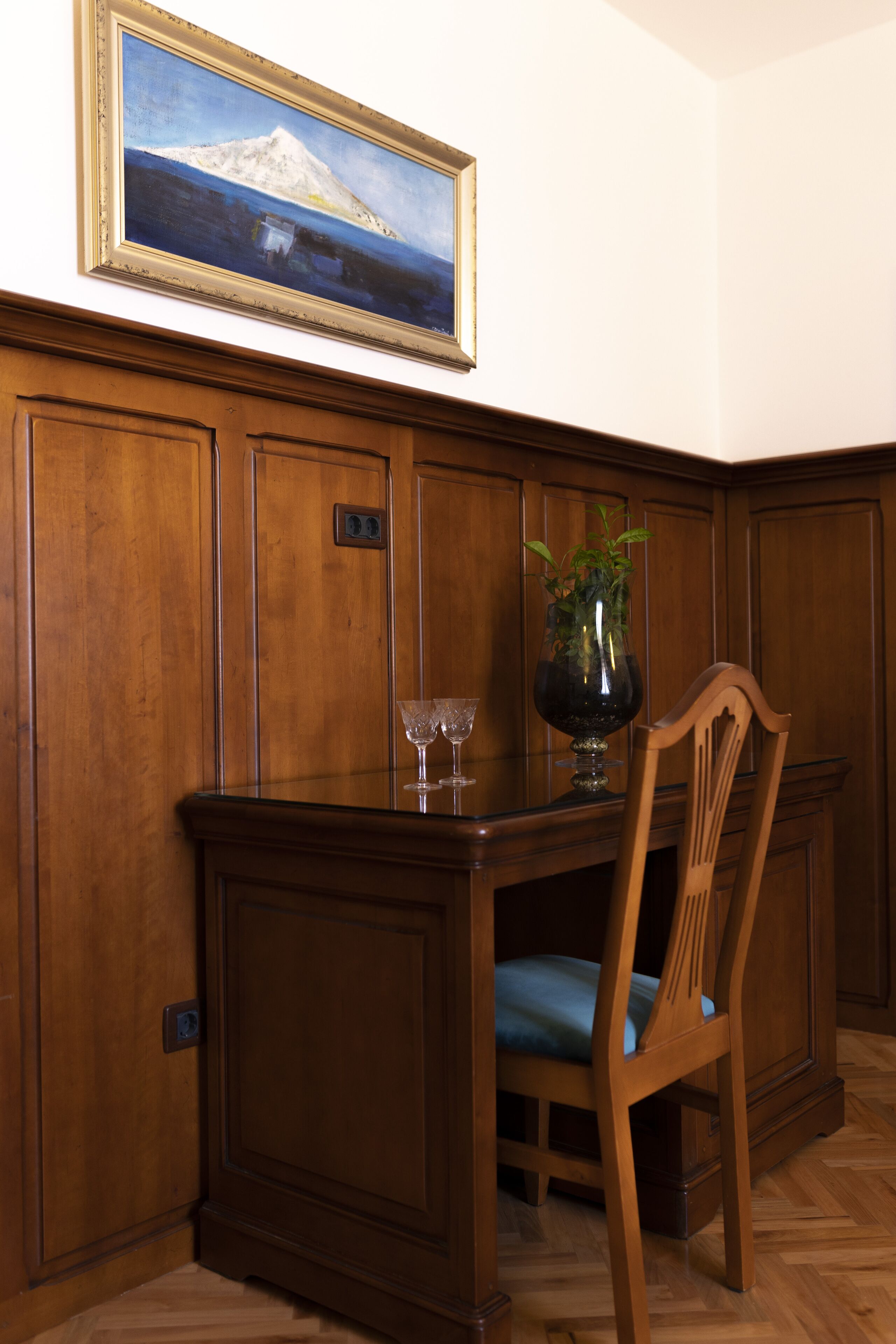 deluxe suite | living area | lcd tv