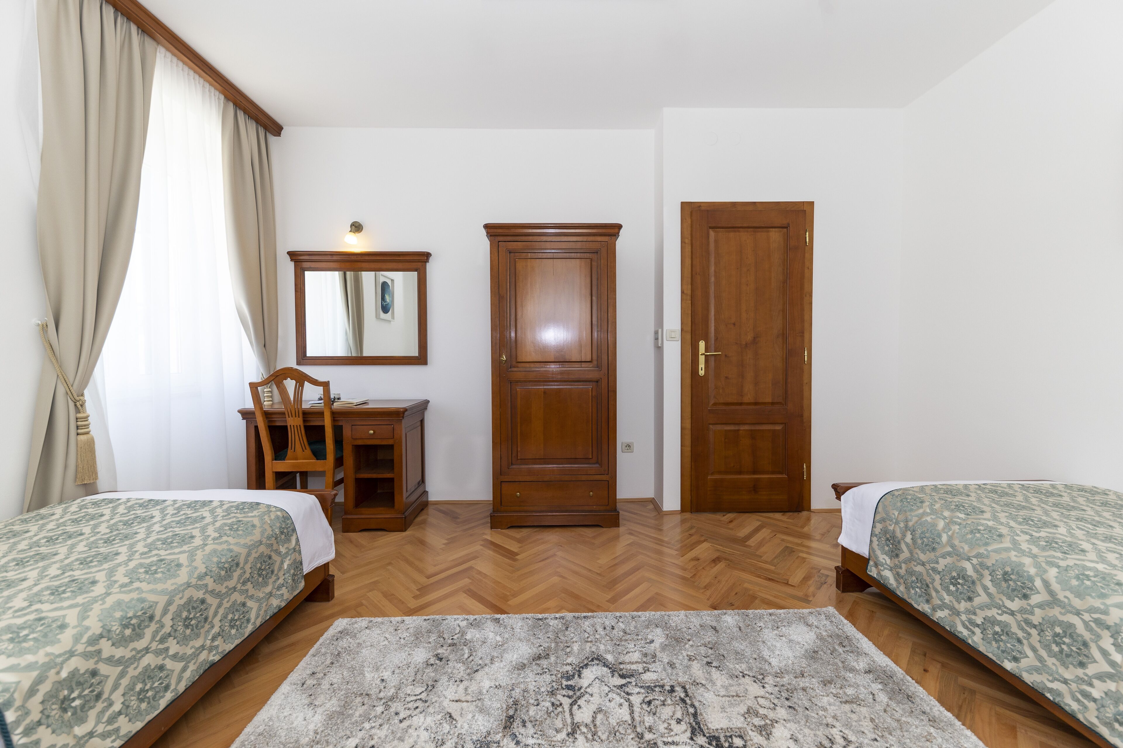 deluxe suite, sea view | 1 bedroom, select comfort beds, minibar, in-room safe