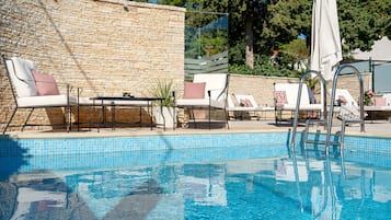 Außenpool (je nach Saison geöffnet), Sonnenschirme, Liegestühle