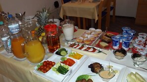 Petit déjeuner buffet servi en semaine (11.50 EUR par personne)