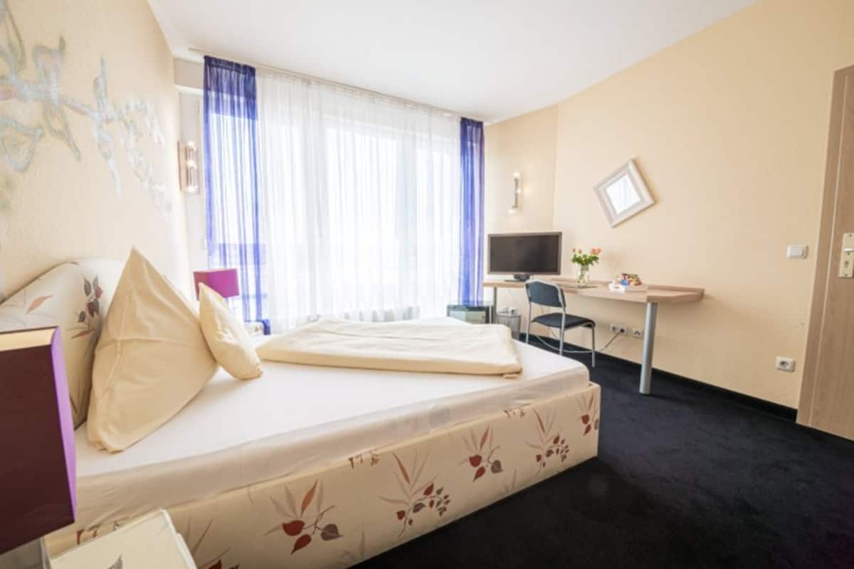 Comfort eenpersoonskamer | Hypoallergeen beddengoed, een bureau, een laptopwerkplek