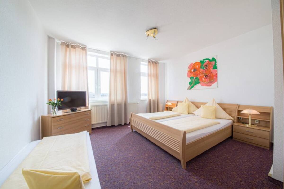 Triple Room | Hypo-allergenic bedding available, desk, laptop workspace