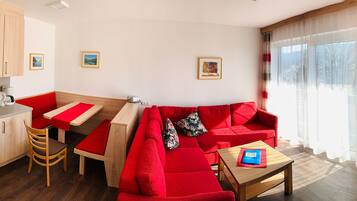 Apartment (Zwercheck) | Wohnbereich | 80-cm-Fernseher mit Satellitenempfang, DVD-Player