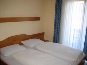 In-room safe, desk, blackout drapes, free WiFi - Haus Florian (Lam)