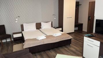 Basic Triple Room | Minibar, in-room safe, desk, blackout drapes