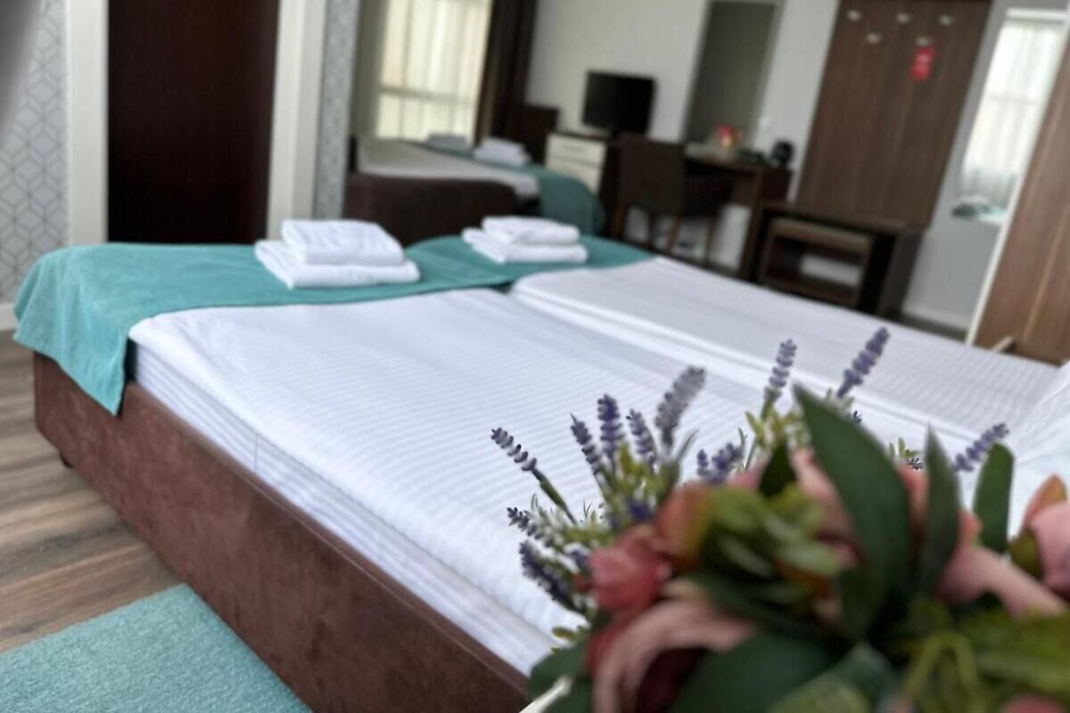 Une chambre d’hôtel avec un lit, un bureau et une armoire.