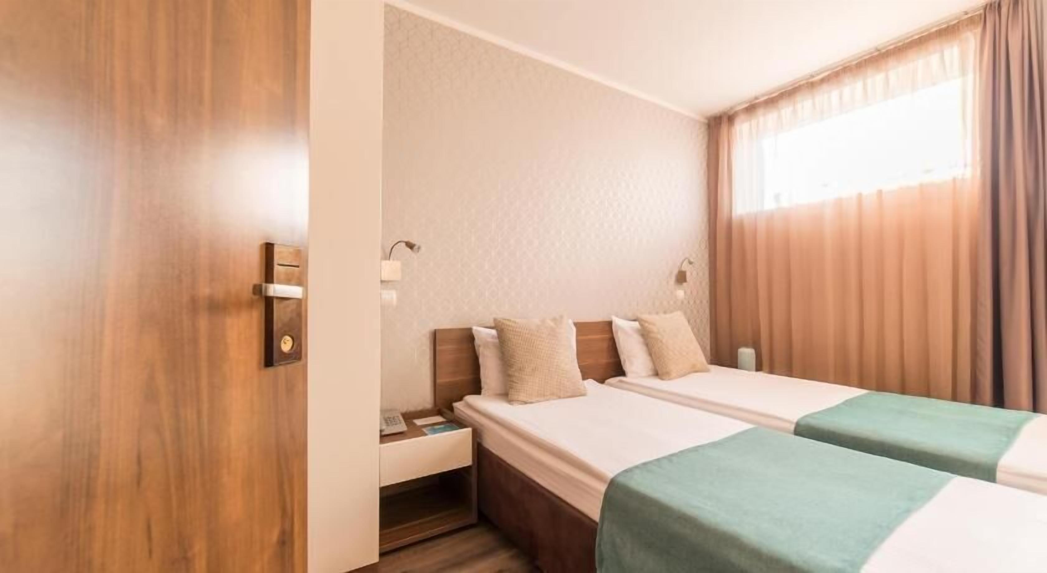 Minibar, caja de seguridad en la habitación y escritorio 