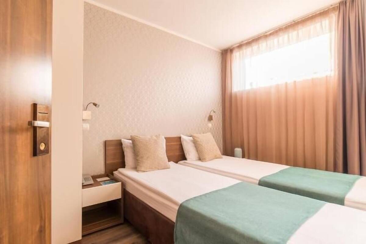 Minibar, caja de seguridad en la habitación y escritorio